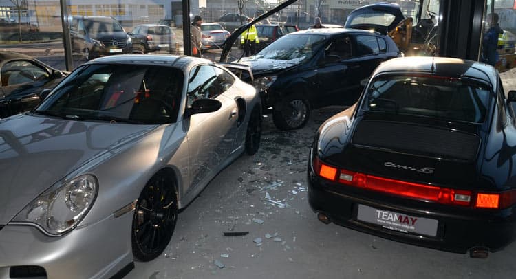 Opel Astra finisce contro rivenditore Porsche distrutta una GT2